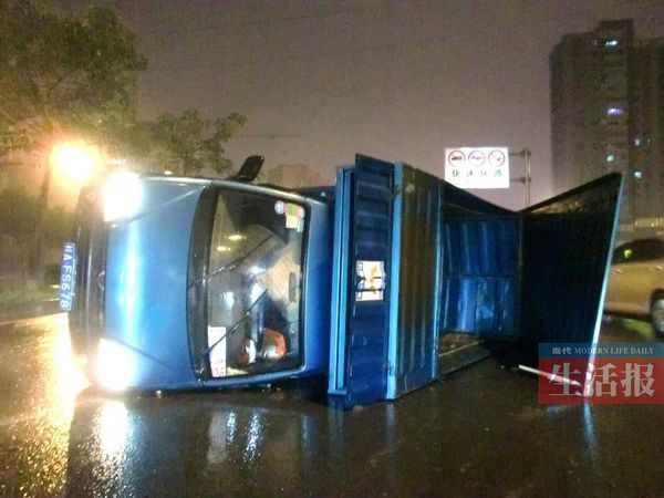 小貨車側翻現(xiàn)場。