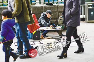 街頭，張啟輝將自己的作品擺放出售。