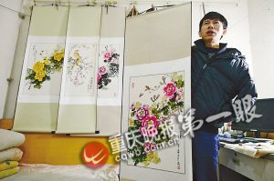 靠一根拇指夾畫筆，張啟輝繪出美麗色彩。