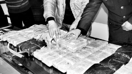 警方收繳的毒品和毒資。警方供圖