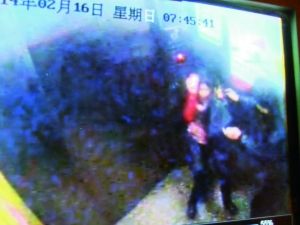 男子尾隨侯某進(jìn)入電梯。