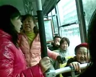 女孩沒給老太讓座被人批。