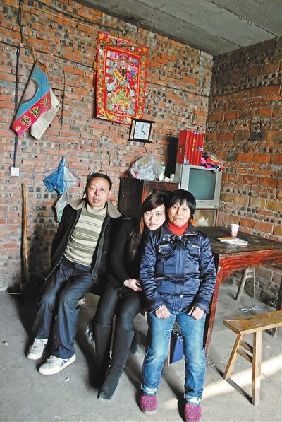 超生女謝先梅(中)、養(yǎng)父謝運才（左）、謝運才的嫂子唐富秀