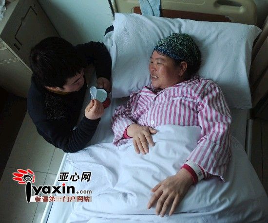 2月15日，馬友紅給病床上的母親喂水喝，對(duì)于家庭現(xiàn)在的處境，身患重癥的母親也時(shí)而感到愧對(duì)兒子。亞心網(wǎng)記者 張已 攝