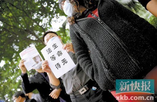 　　■昨日，數(shù)十位二胎準(zhǔn)媽媽和家屬來到省衛(wèi)計(jì)委門前，希望廣東二胎政策盡早出臺(tái)。新快報(bào)記者 孫毅/攝