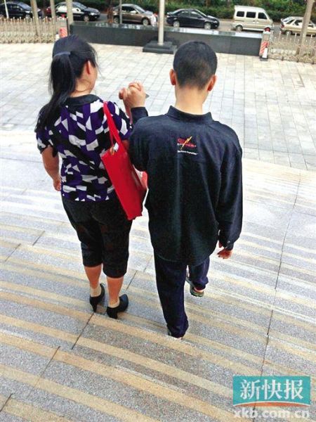 李星兒與媽媽蔣女士牽手走出法院。 新快報(bào)記者 張國(guó)鋒/攝