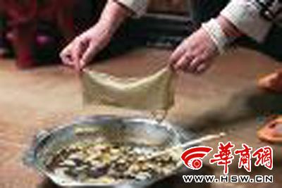 　　昨日，店方讓顧客觀看該火鍋制作時(shí)的監(jiān)控錄像本組圖片由本報(bào)記者黃利健攝