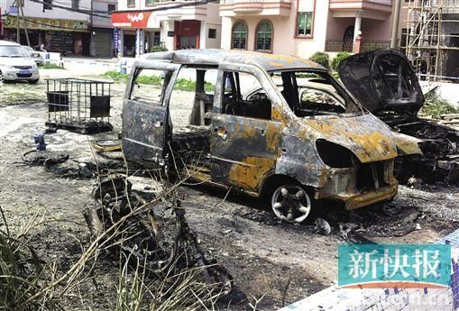 涉事面包車燒剩鐵殼。