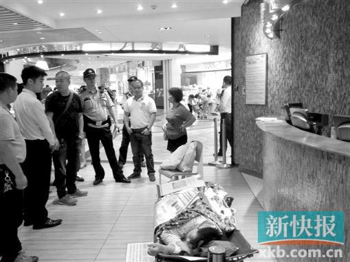 昨日，劉姐的行為引來眾人圍觀，警方再次到場進(jìn)行調(diào)解。