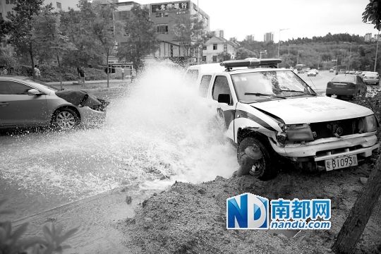 昨日，龍華金龍路，男子開走警車，后撞上消防栓停下，警車車頭受損。