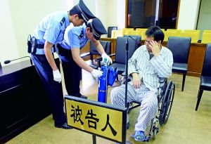被告人李萬(wàn)勇因病吸氧受審。首席攝影記者 吳寧/攝