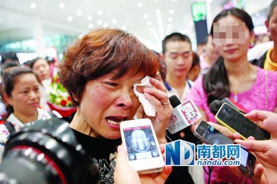 昨日，被拐25年的翁女士(粉紅色衣服者)與生母在深圳機(jī)場見面。