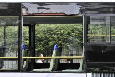 75路公交車車窗玻璃被砸碎。