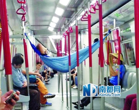 男子地鐵掛吊床睡覺(jué) 網(wǎng)友稱其古墓派傳人 男子地鐵掛吊床睡覺(jué) 網(wǎng)友稱其古墓派傳人
