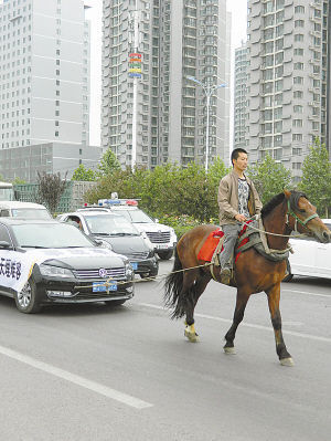 　馬拉汽車引人關(guān)注。