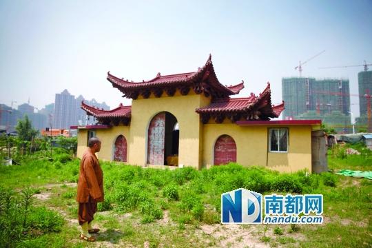 十里古寺2008年被拆,現(xiàn)在只剩下一個廟門。南都記者 陳志剛 攝