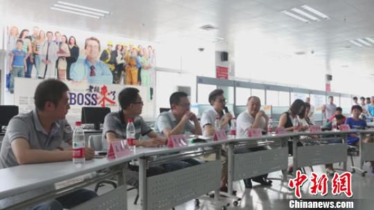 　招聘會(huì)現(xiàn)場(chǎng)，用人單位老板一字排開(kāi)，與求職者面對(duì)面交流　李超慶　攝