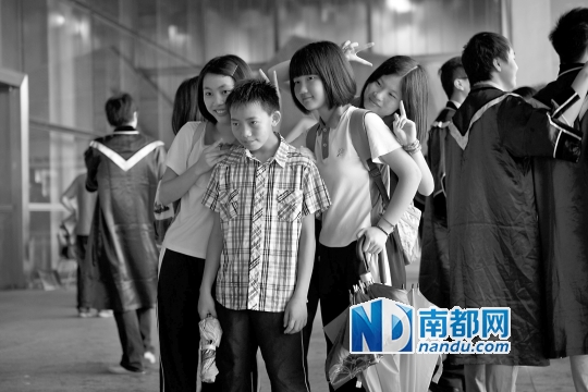 6月22日上午,楊六斤參觀深圳大學(xué)科技樓,雖然來到康橋書院才兩星期,但他卻已經(jīng)融入了同學(xué)們的生活中。</p><p>　　