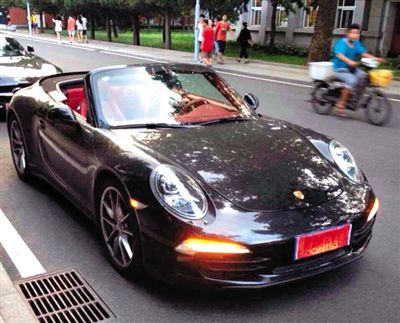 近日，一組“北體大畢業(yè)典禮豪車云集堪比車展”組圖在網(wǎng)絡爆紅。網(wǎng)絡截圖