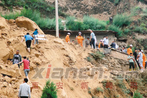 昨日，公安、消防人員在事故現(xiàn)場搜救