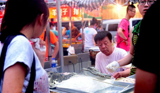 沈陽(yáng)現(xiàn)“烤鱷魚肉”20元一串現(xiàn)烤現(xiàn)賣(圖)