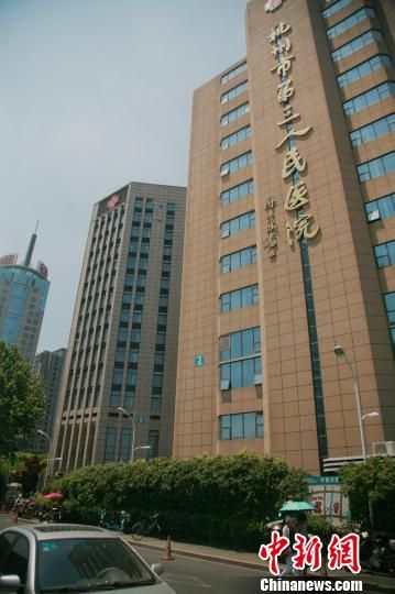 事發(fā)的醫(yī)院門口。 李晨韻 攝