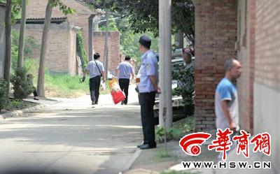 昨日，西安市閻良區(qū)譚家村，警方在事發(fā)的孫某家里勘查現(xiàn)場(chǎng)后，將提取的物證帶走 記者 黃利健 攝