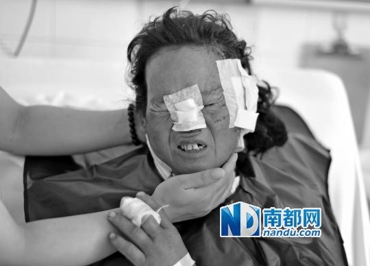 受狼群襲擊受傷較重的村民在接受救治。C FP圖片