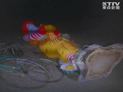 兩老外酒后“綁架”麥當(dāng)勞叔叔自稱反快餐(圖) 兩老外酒后“綁架”麥當(dāng)勞叔叔自稱反快餐(圖)