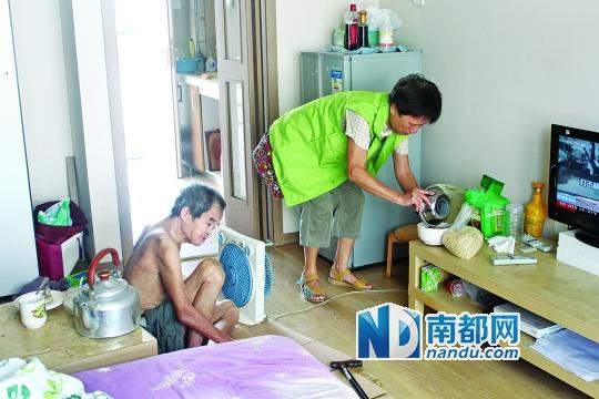 居民徐阿姨去看望何譚送老人，并送去熱湯