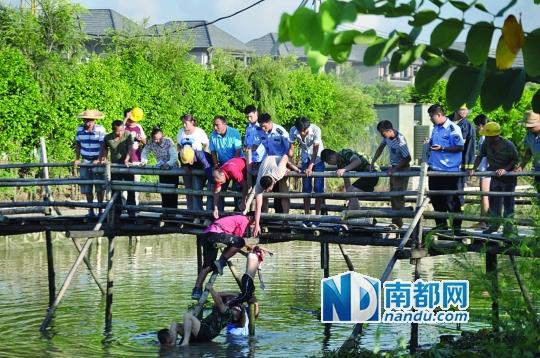救援人員合力打撈起落水女孩，后經(jīng)醫(yī)護人員確認已經(jīng)死亡。受訪者供圖