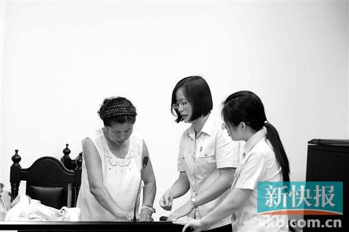 白春榮簽領國家賠償款。通訊員供圖