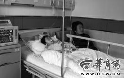 昨日下午，在延長縣醫(yī)院，外婆守在5歲的黑鈺雅病床前
