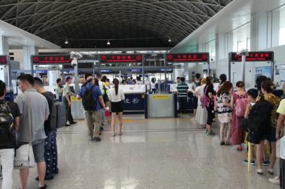 成都市民排隊(duì)準(zhǔn)備出境。