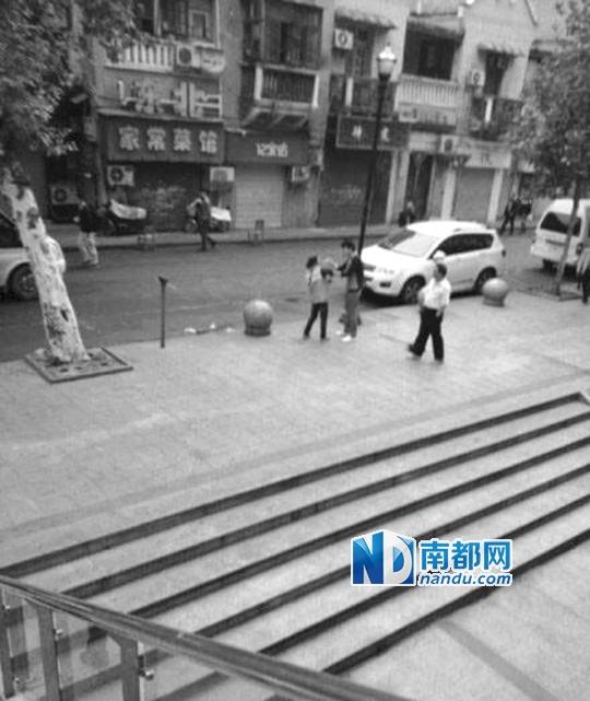 10月18日，武漢一男子抓住環(huán)衛(wèi)工打耳光。