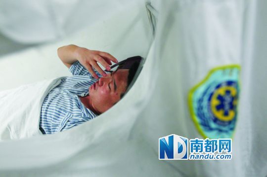 19日，北大深圳醫(yī)院，透過(guò)被撕破的工作服，急診科醫(yī)護(hù)人員申洪濤身體多處被醉酒男子抓傷。