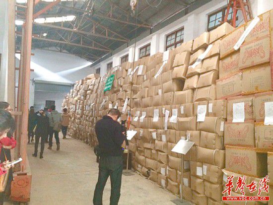 11月5日，執(zhí)法人員清理出來的假安全套把上千平方米的倉庫堆得滿滿的。