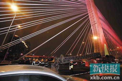 昨日深夜，橋上東側(cè)空出兩條車道用來救援。