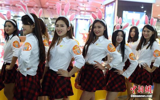11月11日晚，一百位統(tǒng)一打扮的“兔女郎”現(xiàn)身南京新街口，逛街看電影玩快閃，走到哪里都被圍觀。