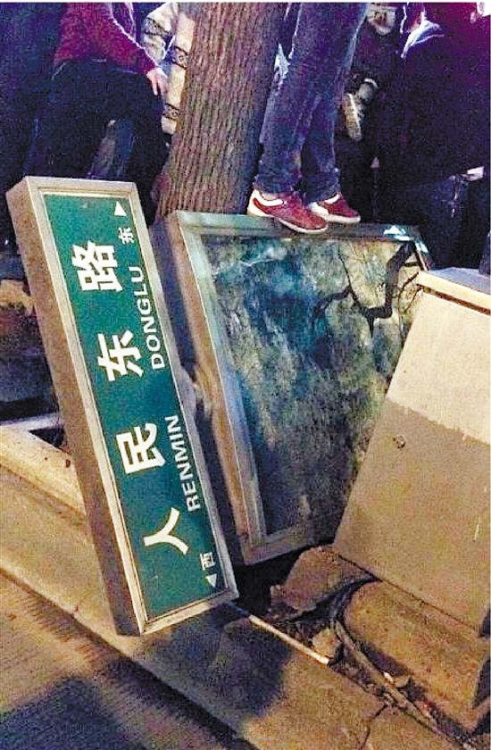 路牌都踩翻，還有人上了樹，城管不出手，也確實不大合適。