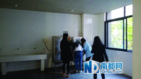 距接熱水的茶房約20米。 南都記者 張少杰 攝