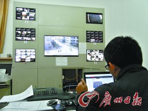 監(jiān)控室就可以看到男生宿舍樓的情況。