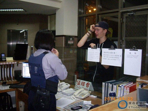 德男子赴臺(tái)旅游被司機(jī)丟車(chē)外去警局嚇哭大呼丟臉 德男子赴臺(tái)旅游被司機(jī)丟車(chē)外去警局嚇哭大呼丟臉