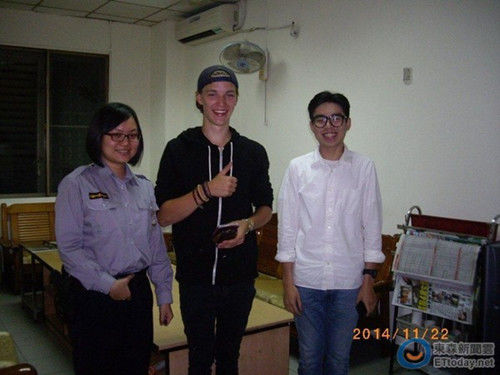 德男子赴臺(tái)旅游被司機(jī)丟車(chē)外 去警局嚇哭大呼丟臉 德男子赴臺(tái)旅游被司機(jī)丟車(chē)外 去警局嚇哭大呼丟臉