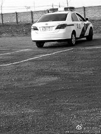 一輛車牌號(hào) 為“ 陜DD173”的制式警車停在一個(gè)劃著白線的場(chǎng)地上，車身標(biāo)有“司法”字樣