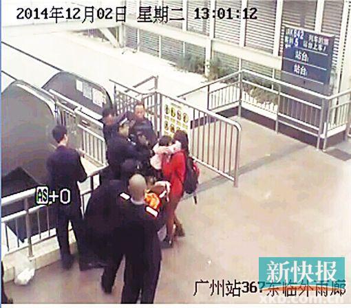 民警果斷將孩子救下,并控制跳樓男子。 通訊員圖(視頻截圖)