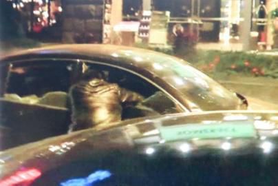 一警察試圖讓汽車停下。