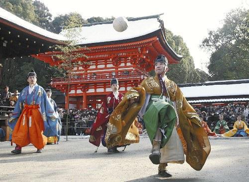京都市左京區(qū)的下鴨神社舉行新年例行活動(dòng)“蹴鞠”。