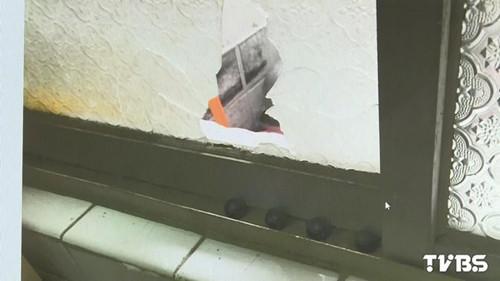 婦人家的窗戶被打出大洞。圖自TVBS網(wǎng)站