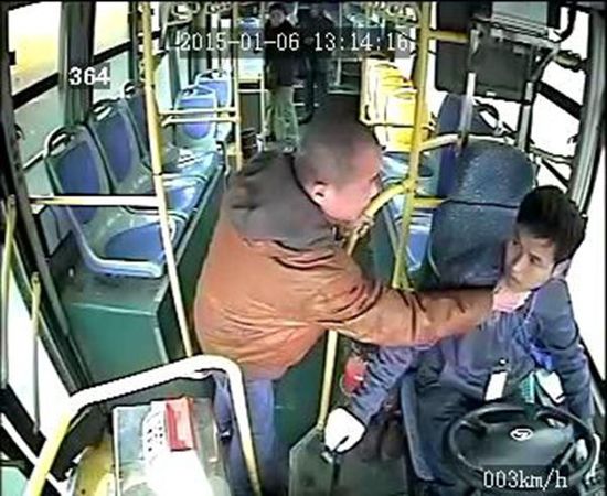 車載監(jiān)控視頻顯示，806路公交車司機(jī)袁宋林在車輛行駛中拒絕一乘車男子提出停車的要求后，遭到該男子的反復(fù)毆打。視頻截圖